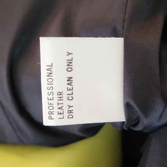 St John 100% Leather Blazer in a beautiful vibrant green. - Picture 11 of 12